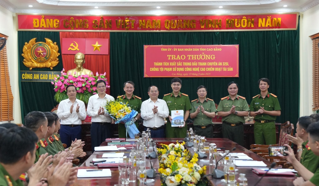 Biểu dương lực lượng triệt phá đường dây lừa đảo chiếm đoạt 160 tỷ đồng